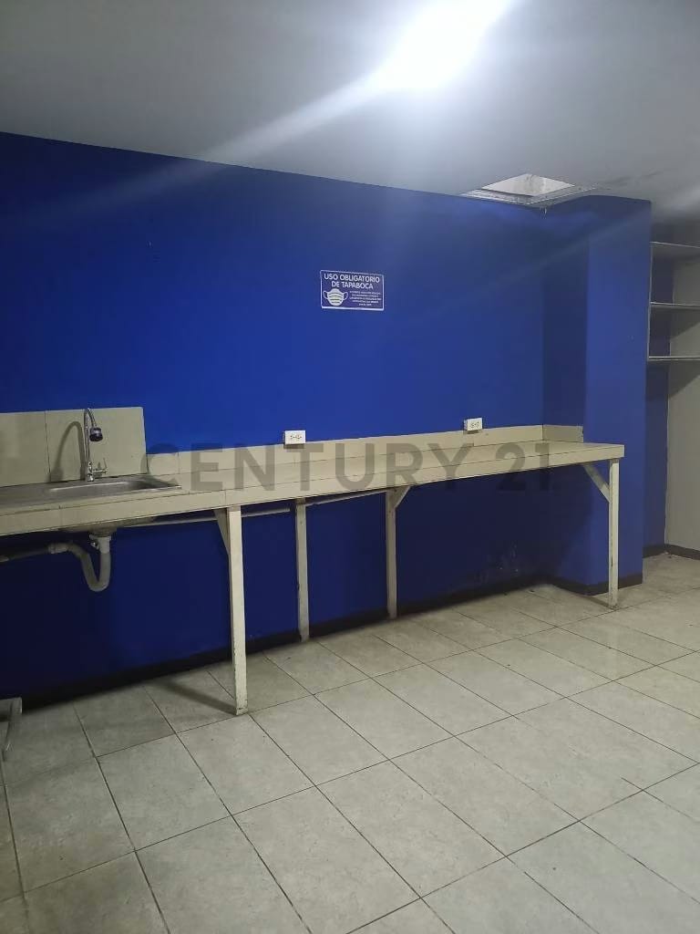 Alquilo Galpón Comercial en Maracaibo, en Bella Vista pocos metros del Centro - 5