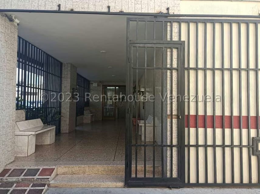 Comercial (Consultorio Medico) en Alquiler en Avenida Bolivar Norte, Carabobo - 2