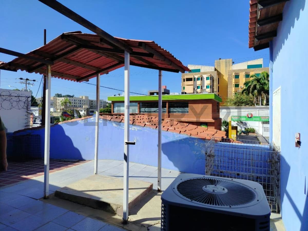 Gran local comercial en la Avenida Gran Mariscal de Cumaná - 5