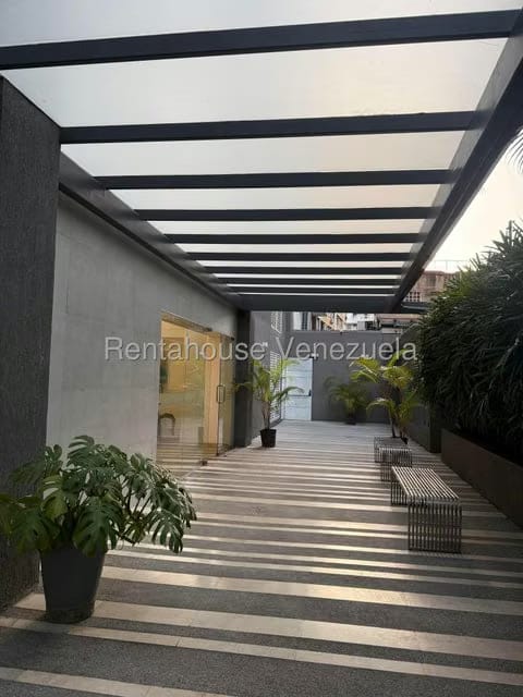 Apartamento (1 Nivel) en Alquiler en Los Palos Grandes, Distrito Metropolitano - 2