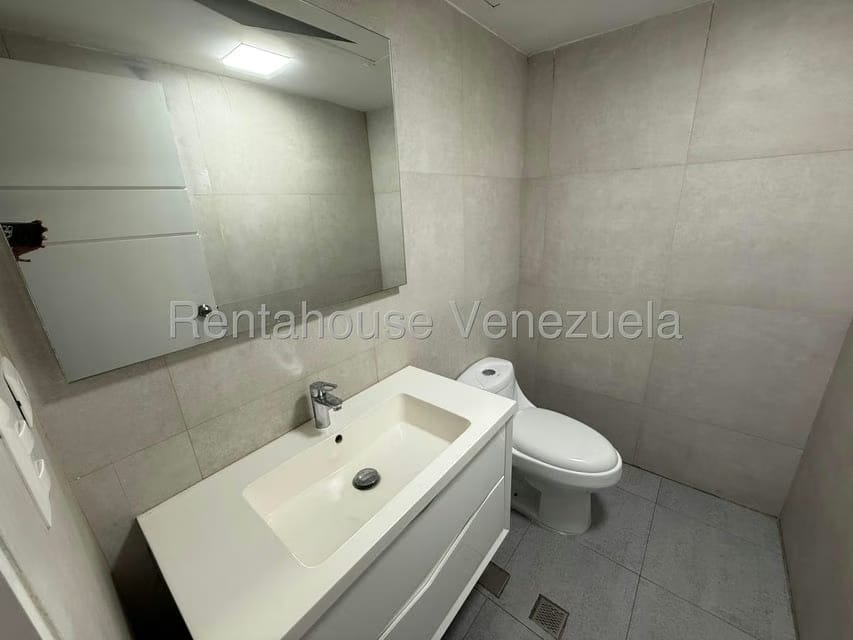 Apartamento (1 Nivel) en Alquiler en Los Palos Grandes, Distrito Metropolitano - 11