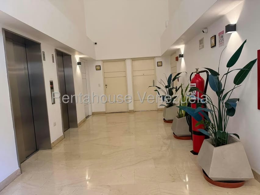 Apartamento (1 Nivel) en Alquiler en Los Palos Grandes, Distrito Metropolitano - 13