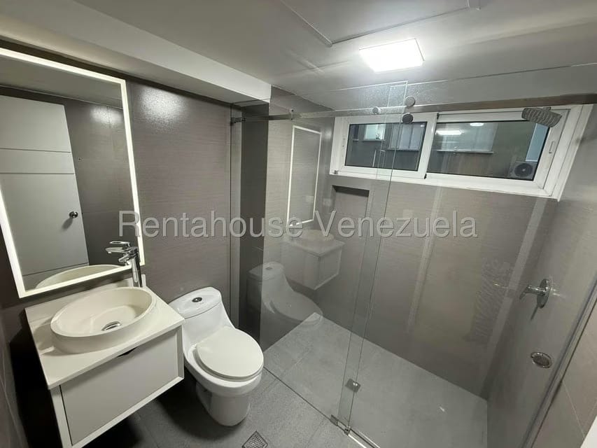 Apartamento (1 Nivel) en Alquiler en Los Palos Grandes, Distrito Metropolitano - 9