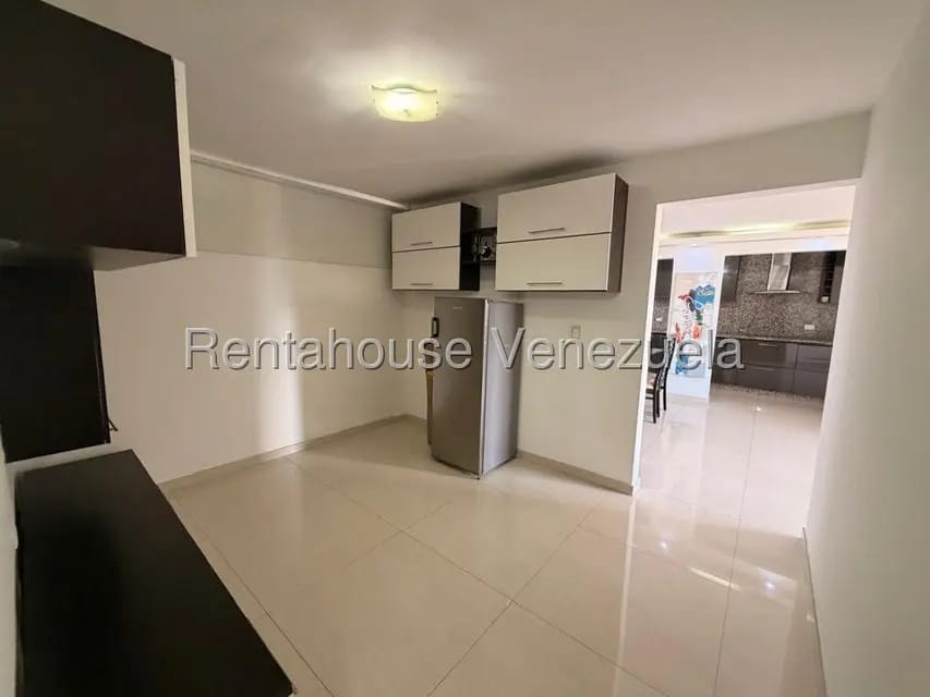 Apartamento (1 Nivel) en Alquiler en Colinas de La Tahona, Distrito Metropolitano - 12