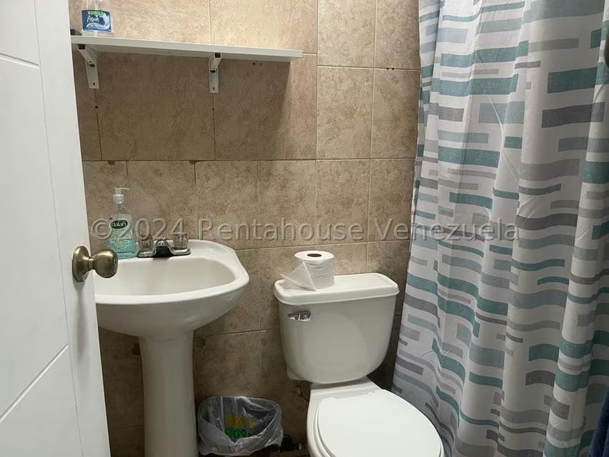 Casa (1 Nivel) en Venta en Parque el Retiro, Miranda - 35