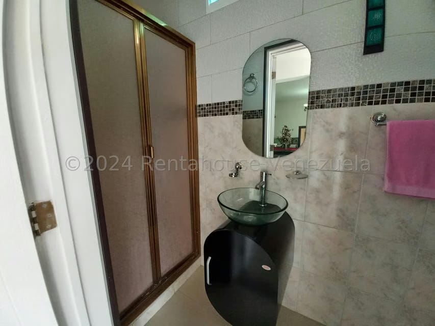 Casa (Multipes Niveles) en Alquiler en Prados del Este, Distrito Metropolitano - 95