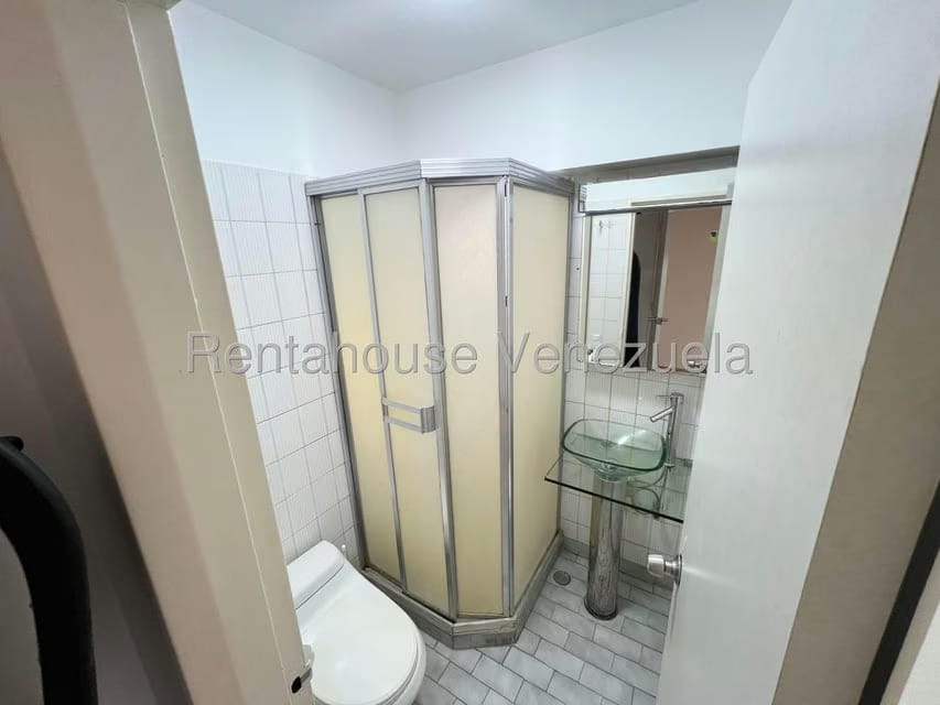Apartamento (1 Nivel) en Alquiler en Las Esmeraldas, Distrito Metropolitano - 12