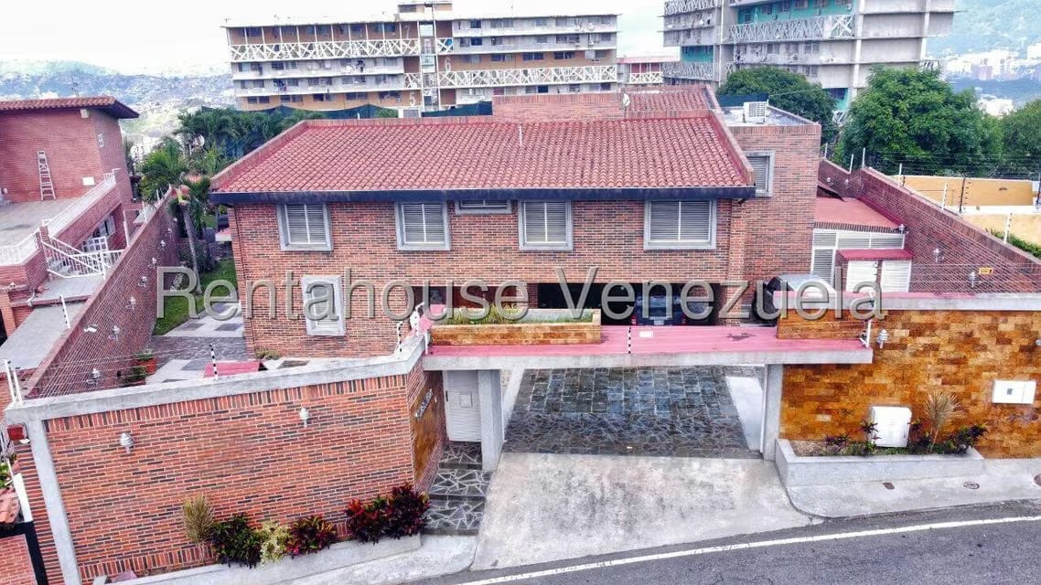 Casa (Multipes Niveles) en Venta en Cumbres de Curumo, Distrito Metropolitano