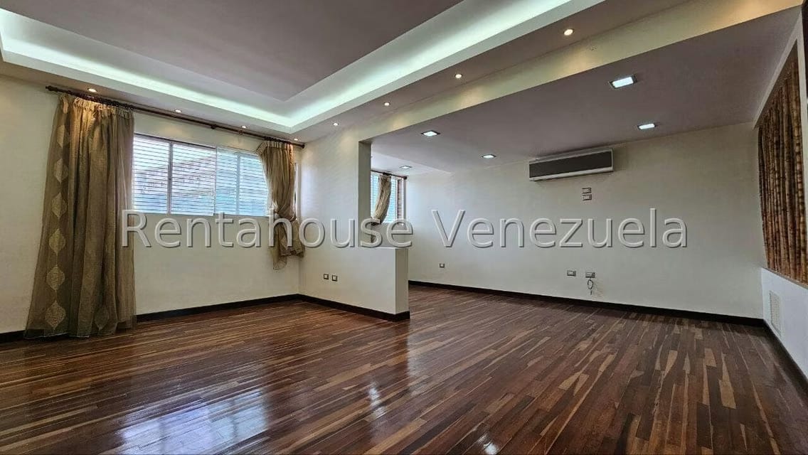 Casa (Multipes Niveles) en Venta en Cumbres de Curumo, Distrito Metropolitano - 104