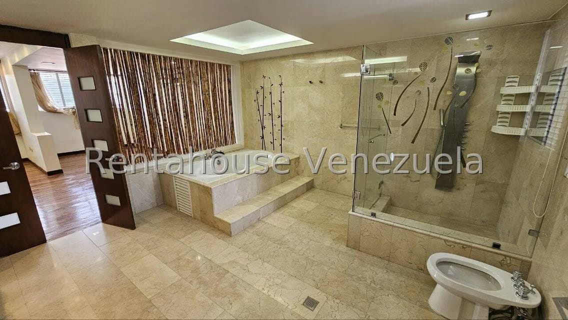 Casa (Multipes Niveles) en Venta en Cumbres de Curumo, Distrito Metropolitano - 117