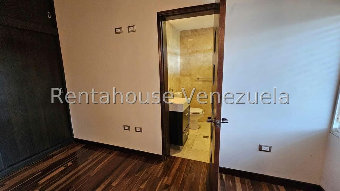 Casa (Multipes Niveles) en Venta en Cumbres de Curumo, Distrito Metropolitano - 121