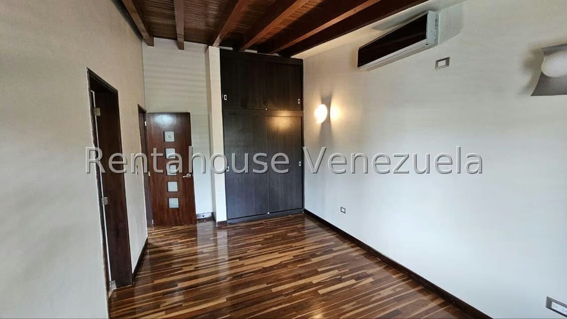 Casa (Multipes Niveles) en Venta en Cumbres de Curumo, Distrito Metropolitano - 125