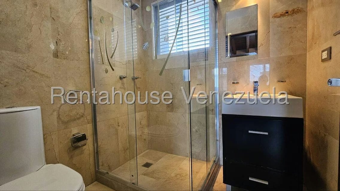 Casa (Multipes Niveles) en Venta en Cumbres de Curumo, Distrito Metropolitano - 127