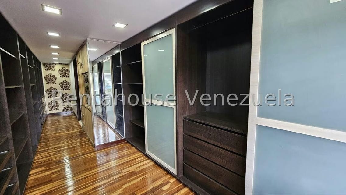 Casa (Multipes Niveles) en Venta en Cumbres de Curumo, Distrito Metropolitano - 56