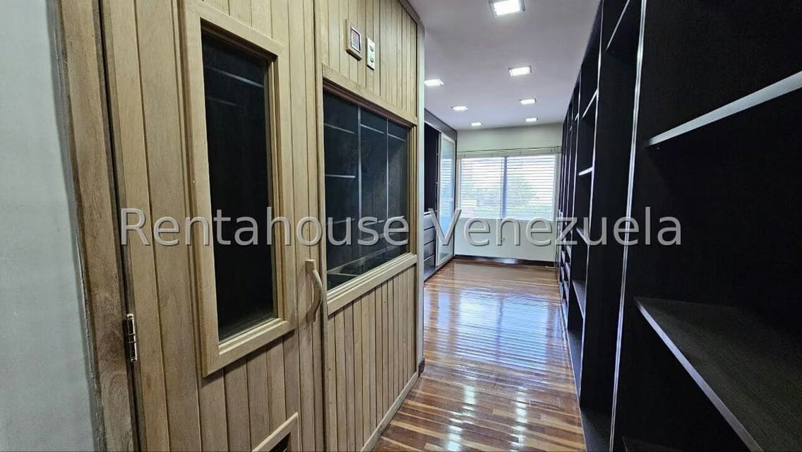 Casa (Multipes Niveles) en Venta en Cumbres de Curumo, Distrito Metropolitano - 64