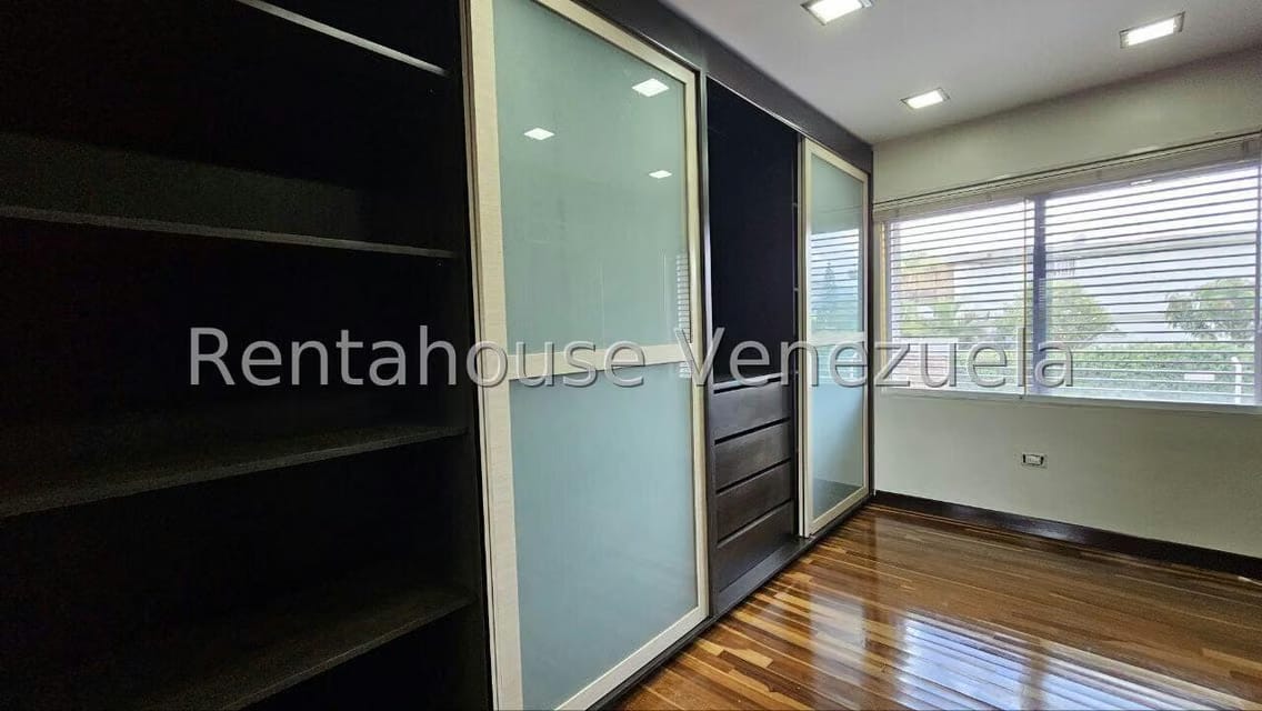 Casa (Multipes Niveles) en Venta en Cumbres de Curumo, Distrito Metropolitano - 70