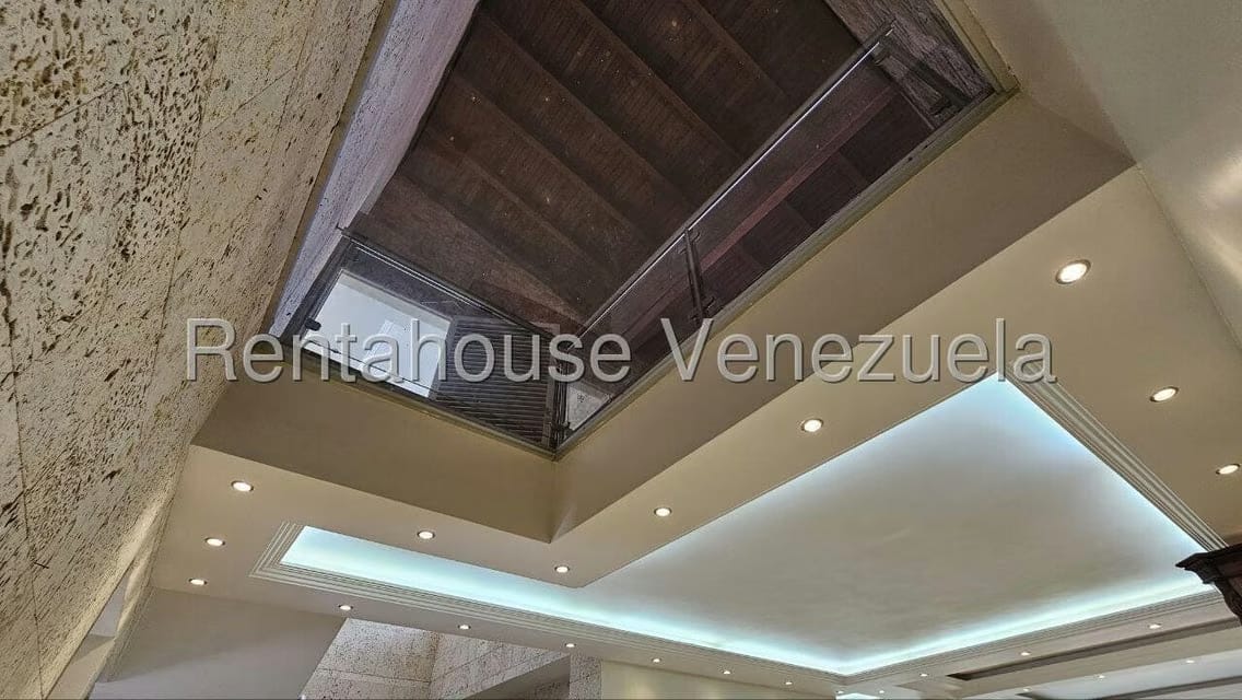 Casa (Multipes Niveles) en Venta en Cumbres de Curumo, Distrito Metropolitano - 74