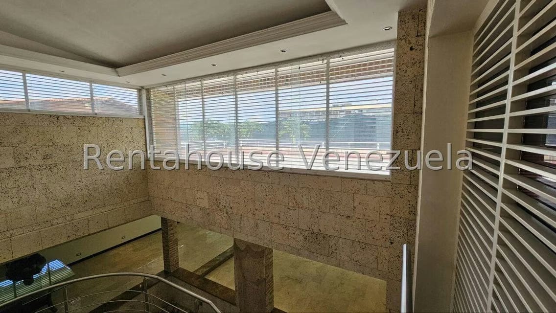 Casa (Multipes Niveles) en Venta en Cumbres de Curumo, Distrito Metropolitano - 93