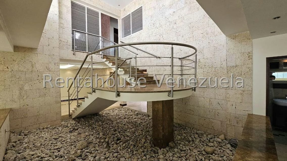 Casa (Multipes Niveles) en Venta en Cumbres de Curumo, Distrito Metropolitano - 98