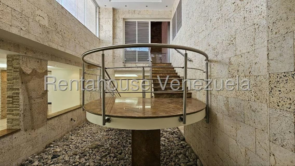 Casa (Multipes Niveles) en Venta en Cumbres de Curumo, Distrito Metropolitano - 99