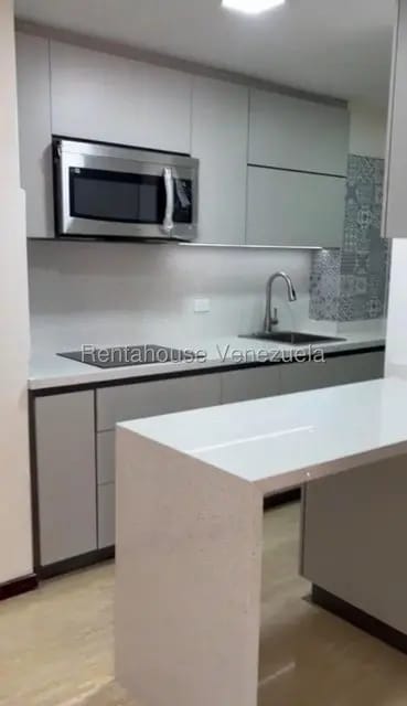 Apartamento (1 Nivel) en Alquiler en Campo Alegre, Distrito Metropolitano - 3