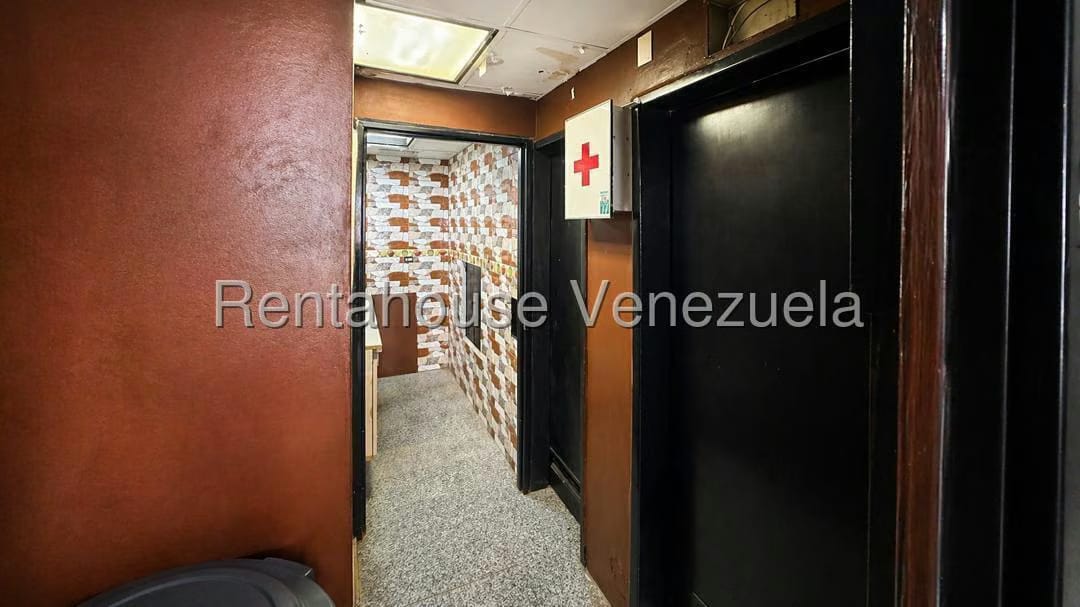 Comercial (Local Comercial) en Venta en Cumbres de Curumo, Distrito Metropolitano - 2