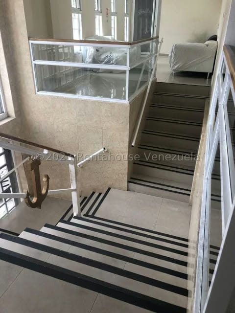 Comercial (Oficina) en Venta en Avenida El Milagro, Zulia - 2