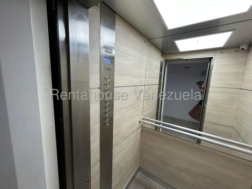 Apartamento (1 Nivel) en Alquiler en Colinas de Bello Monte, Distrito Metropolitano - 38