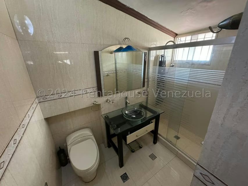 Casa (Multipes Niveles) en Venta en Colinas de Santa Monica, Distrito Metropolitano - 17