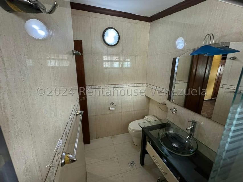 Casa (Multipes Niveles) en Venta en Colinas de Santa Monica, Distrito Metropolitano - 18
