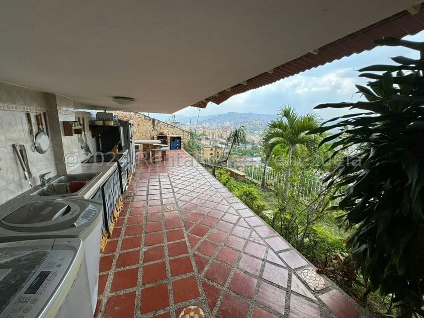 Casa (Multipes Niveles) en Venta en Colinas de Santa Monica, Distrito Metropolitano - 34