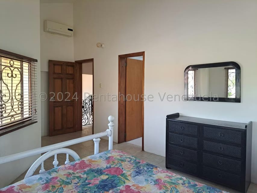Casa (Duplex) en Venta en Altos de Guataparo, Carabobo - 33