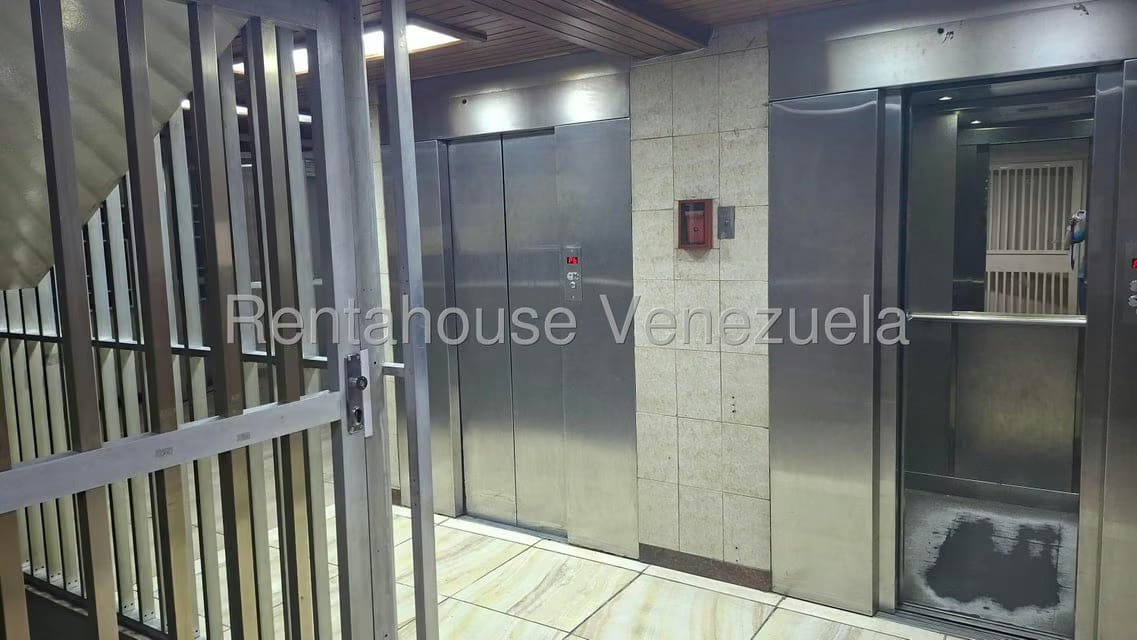Apartamento (1 Nivel) en Venta en Parroquia La Candelaria, Distrito Metropolitano - 2