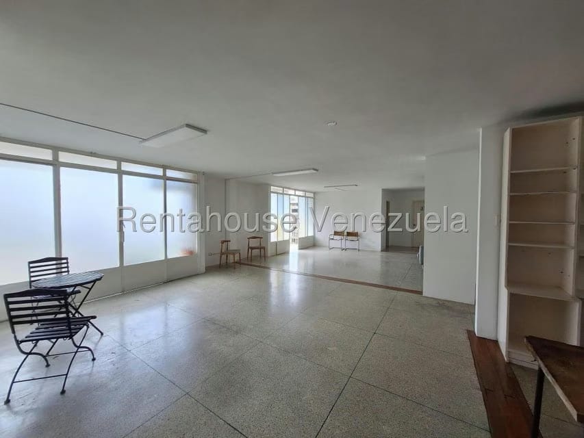 Apartamento (1 Nivel) en Alquiler en Los Palos Grandes, Distrito Metropolitano - 2