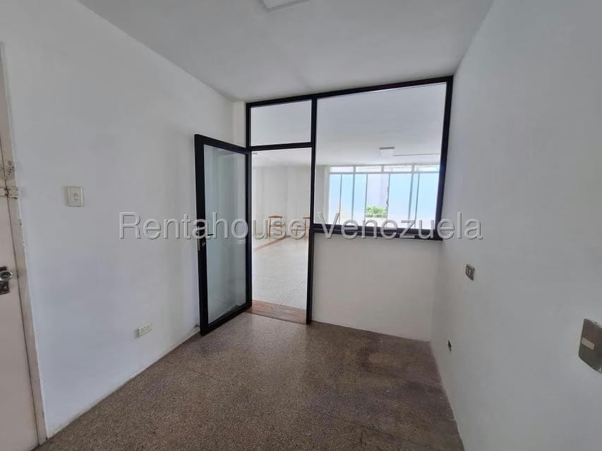 Apartamento (1 Nivel) en Alquiler en Los Palos Grandes, Distrito Metropolitano - 12