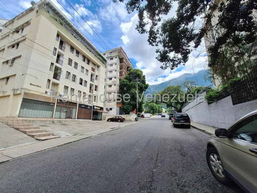 Apartamento (1 Nivel) en Alquiler en Los Palos Grandes, Distrito Metropolitano - 17