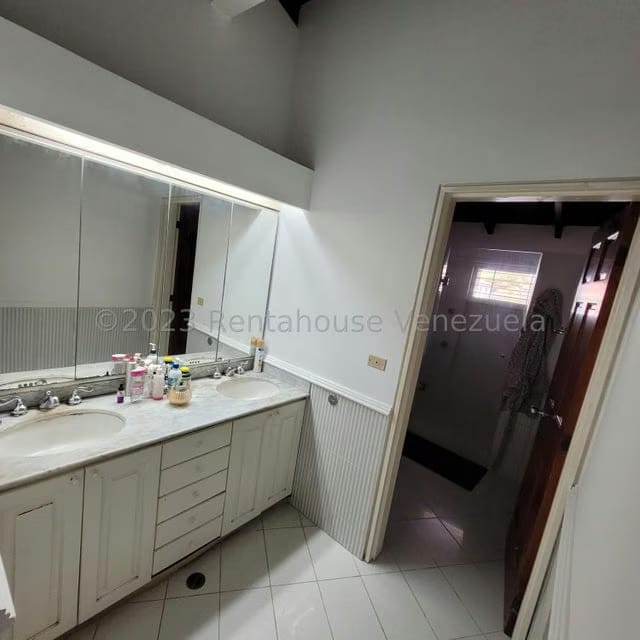 Casa (Multipes Niveles) en Venta en Cumbres de Curumo, Distrito Metropolitano - 24