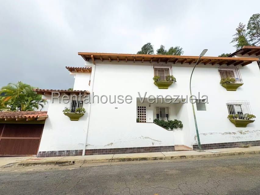 Casa (Multipes Niveles) en Venta en Lomas de Prados del Este, Distrito Metropolitano