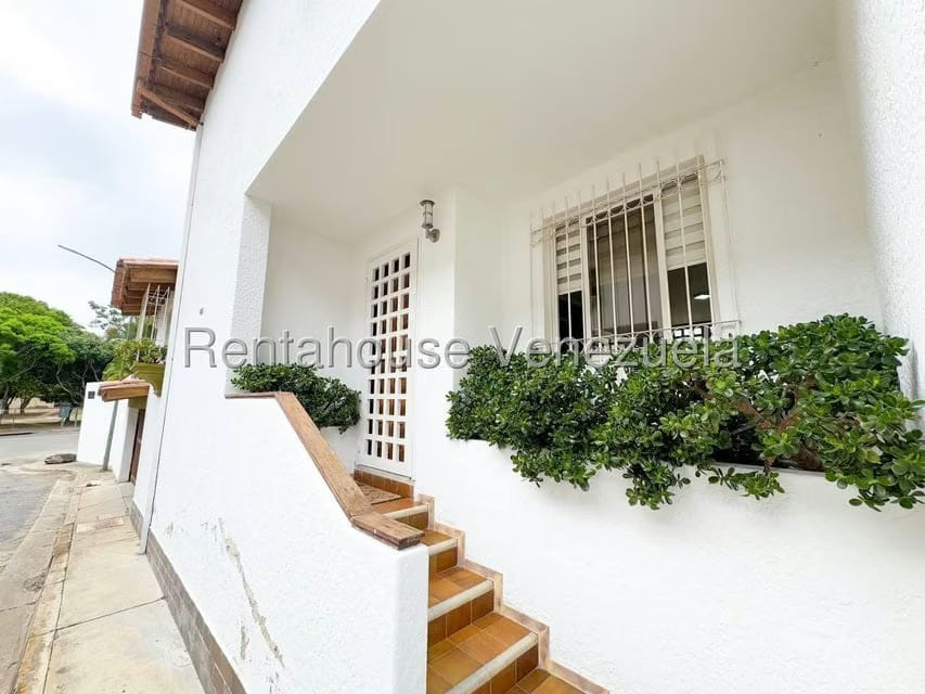 Casa (Multipes Niveles) en Venta en Lomas de Prados del Este, Distrito Metropolitano - 2