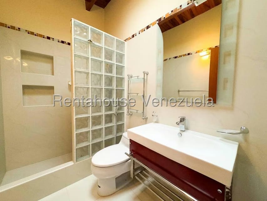 Casa (Multipes Niveles) en Venta en Lomas de Prados del Este, Distrito Metropolitano - 32