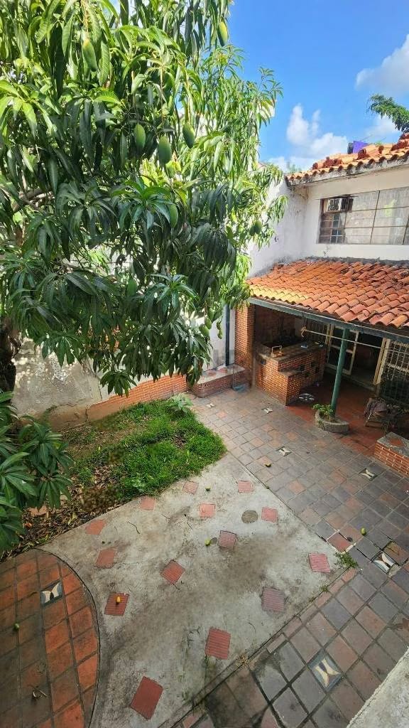 CASA para remodelar en Urbanización Santa Cecilia