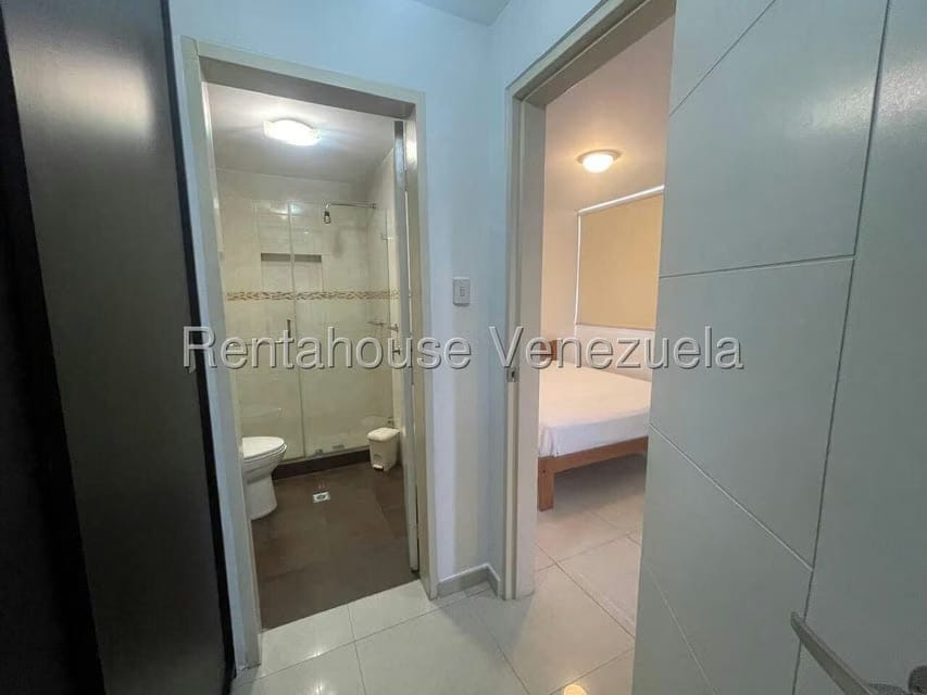 Apartamento (1 Nivel) en Alquiler en Los Palos Grandes, Distrito Metropolitano - 11
