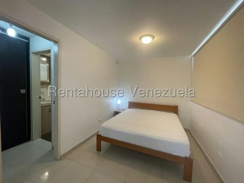 Apartamento (1 Nivel) en Alquiler en Los Palos Grandes, Distrito Metropolitano - 12