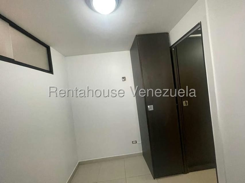 Apartamento (1 Nivel) en Alquiler en Los Palos Grandes, Distrito Metropolitano - 13