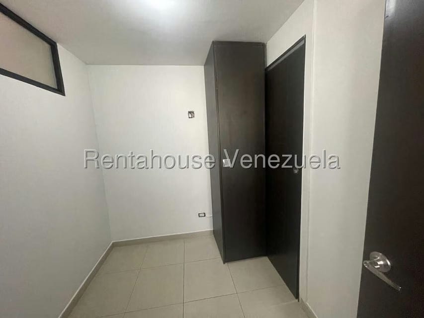 Apartamento (1 Nivel) en Alquiler en Los Palos Grandes, Distrito Metropolitano - 14