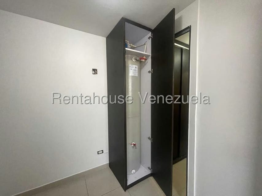 Apartamento (1 Nivel) en Alquiler en Los Palos Grandes, Distrito Metropolitano - 15