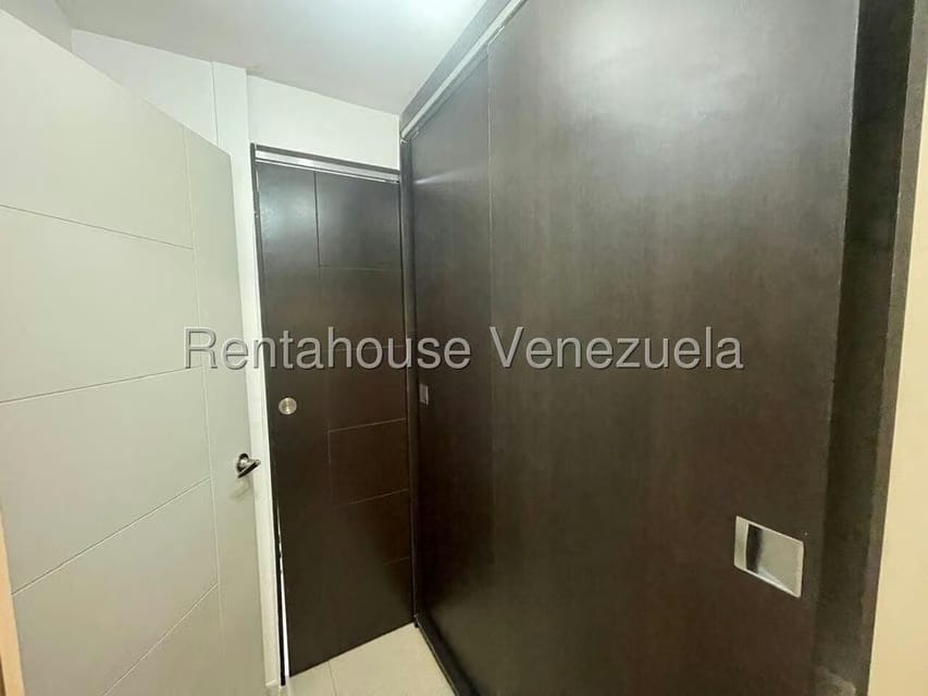 Apartamento (1 Nivel) en Alquiler en Los Palos Grandes, Distrito Metropolitano - 16