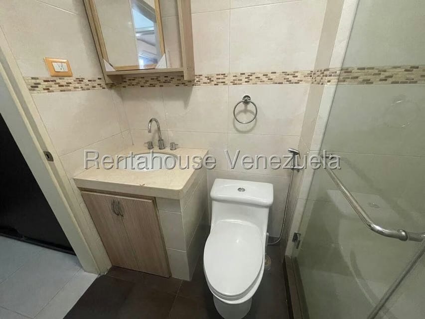 Apartamento (1 Nivel) en Alquiler en Los Palos Grandes, Distrito Metropolitano - 17