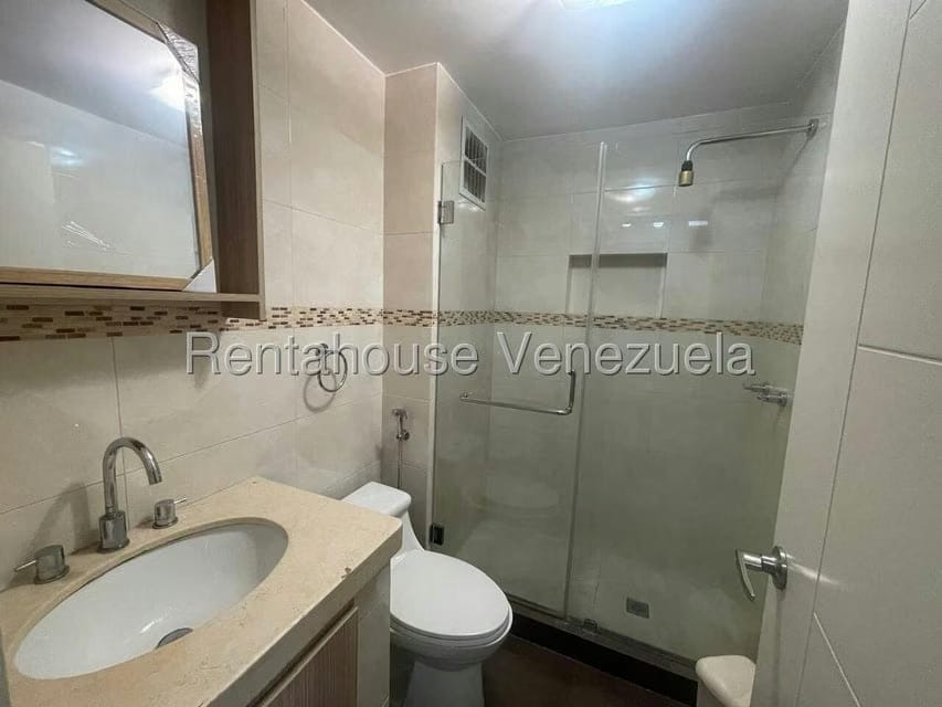 Apartamento (1 Nivel) en Alquiler en Los Palos Grandes, Distrito Metropolitano - 18