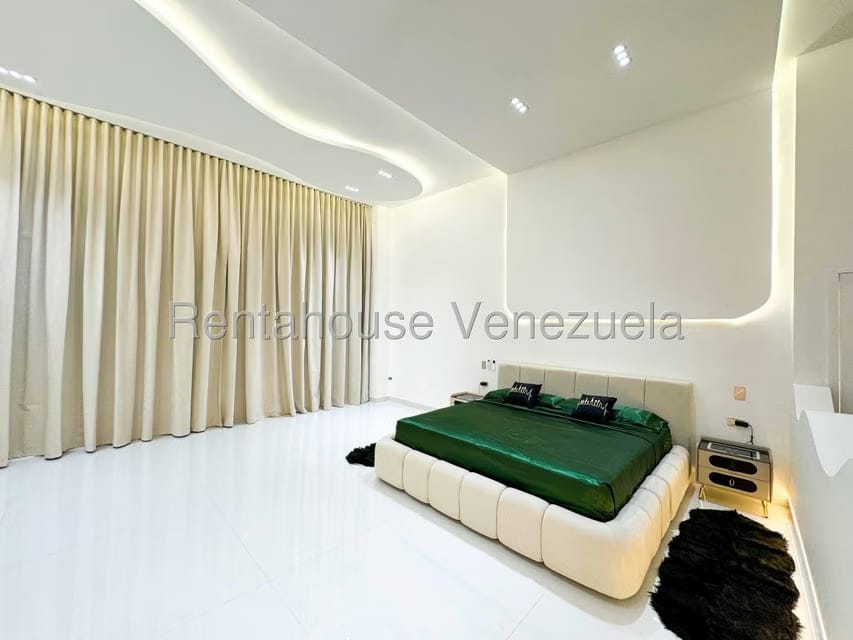 Casa (Multipes Niveles) en Venta en Cumbres de Curumo, Distrito Metropolitano - 31
